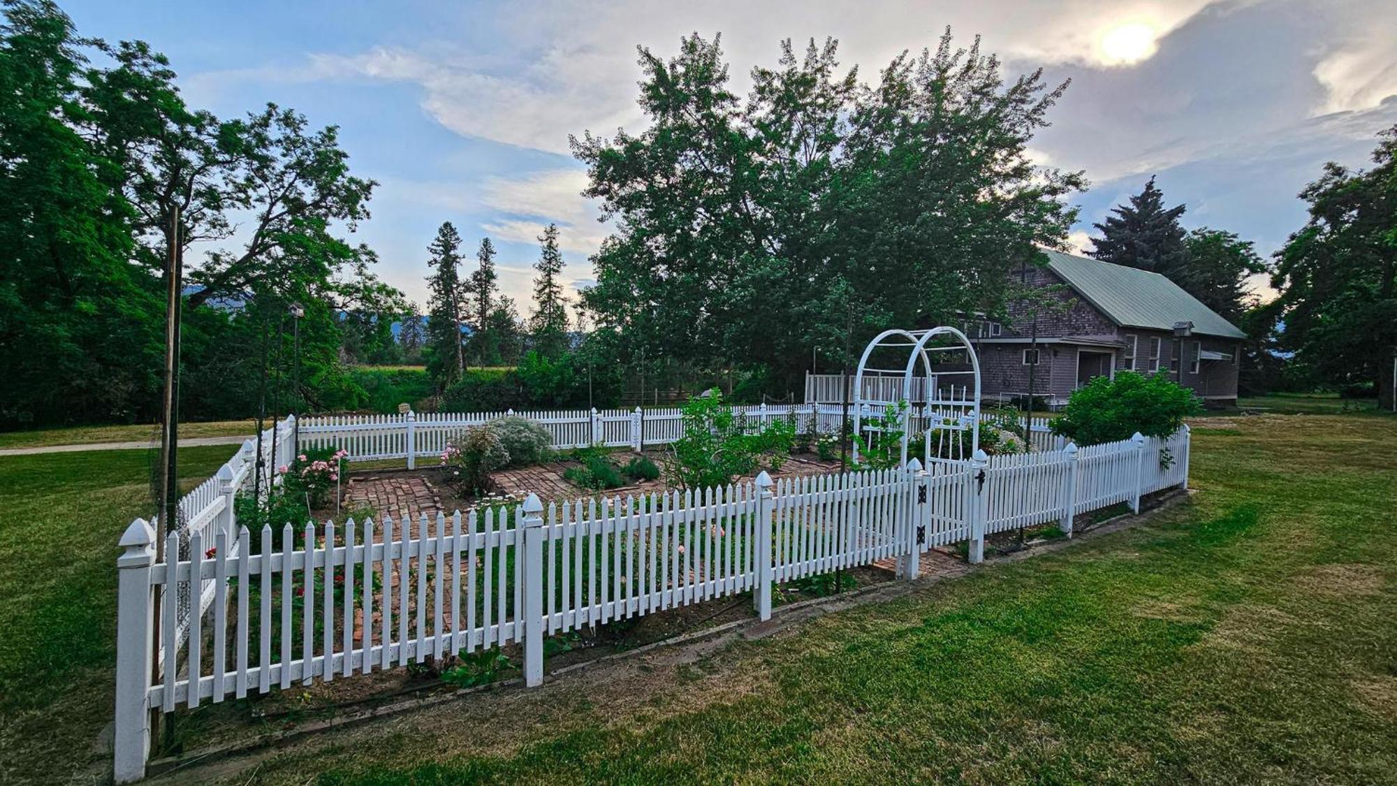 Gardenview Estate Bed And Breakfast Kettle Falls Экстерьер фото